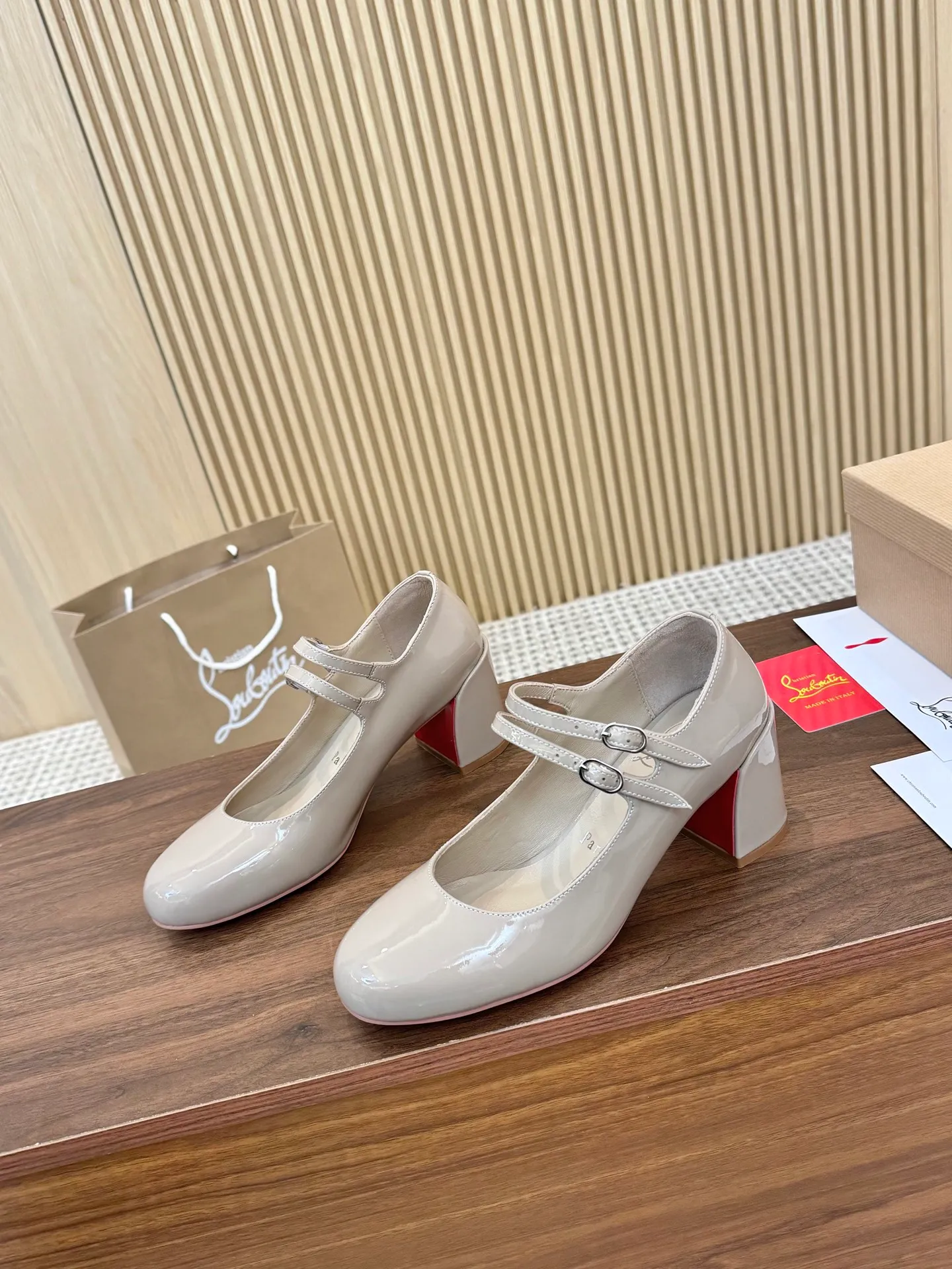👟👟Ex-factory price 660👟👟 Christian Louboutin CL👠 "Patent Leather Series" Noble and luxurious, real blingbling✨ Real materials, all customized by the pattern maker, and the materials are made of original customized materials to achieve the taste of the original. 6 color options💍Upper: imported 👉cow patent leather💪 Inner: sheepskin feet/lining Size: 34-40.41.42 Heel height: 6.5cm Genuine leather sole